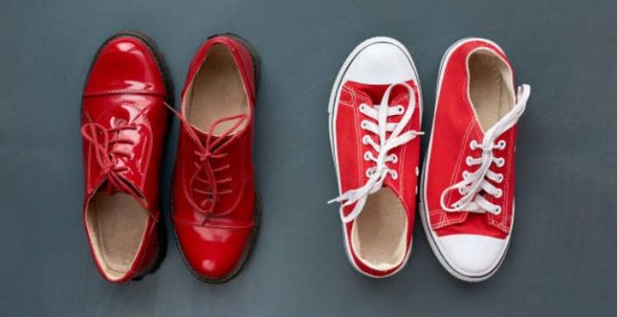 Vestir con zapatillas rojas